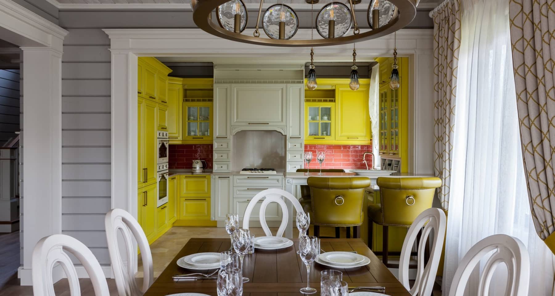 Дизайн бело-желтой кухни в стиле прованс