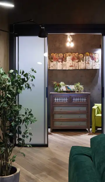 ЖК «Wellton Park». Комод из тёмного дерева с матовыми стеклами