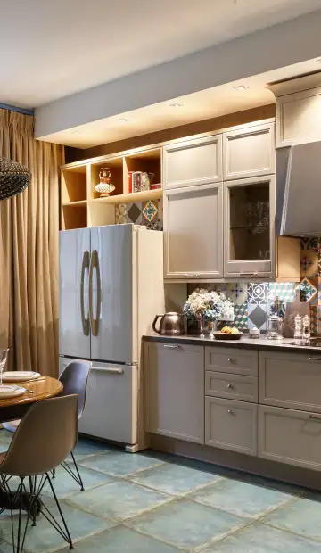 ЖК «Wellton Park». Круглый стол светлого карамельного оттенка для кухни