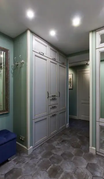 ЖК «M-House». Шкаф в прихожей с полками и дверцами белого цвета