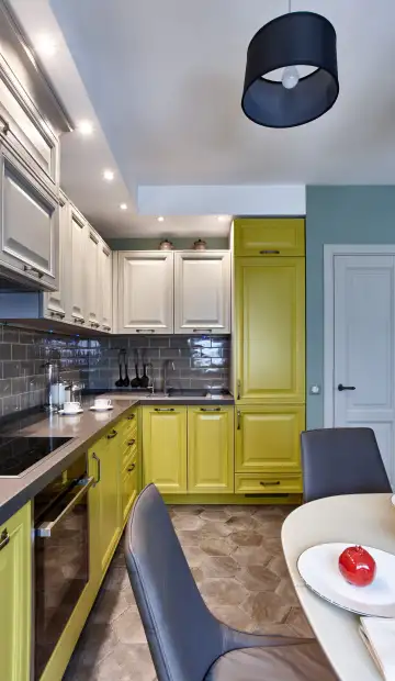 ЖК «M-House». Шкафчики белого цвета в кухне в стиле лофт