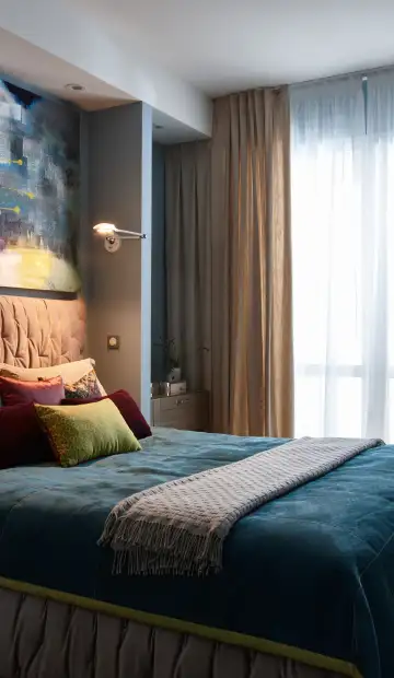 ЖК «M-House». Современный стул красного цвета