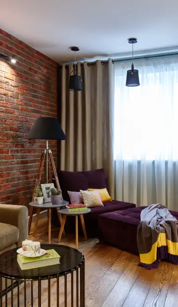 ЖК «M-House». Стена с украшением в виде кирпичной кладки