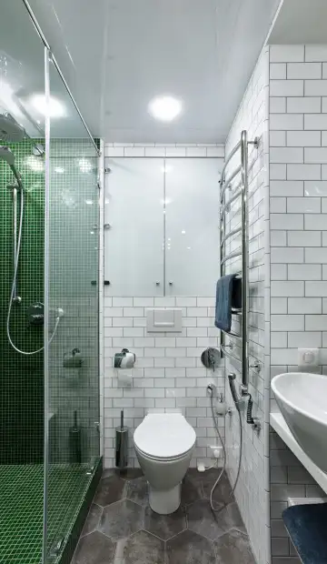 ЖК «M-House». Зелёные мелкие квадратные плитки для украшения ванной комнаты