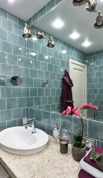 ЖК «M-House». Зеркало в ванной комнате на полную стену