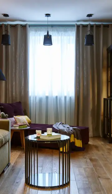 ЖК «M-House». Золотистые шторы отлично подходит под диван