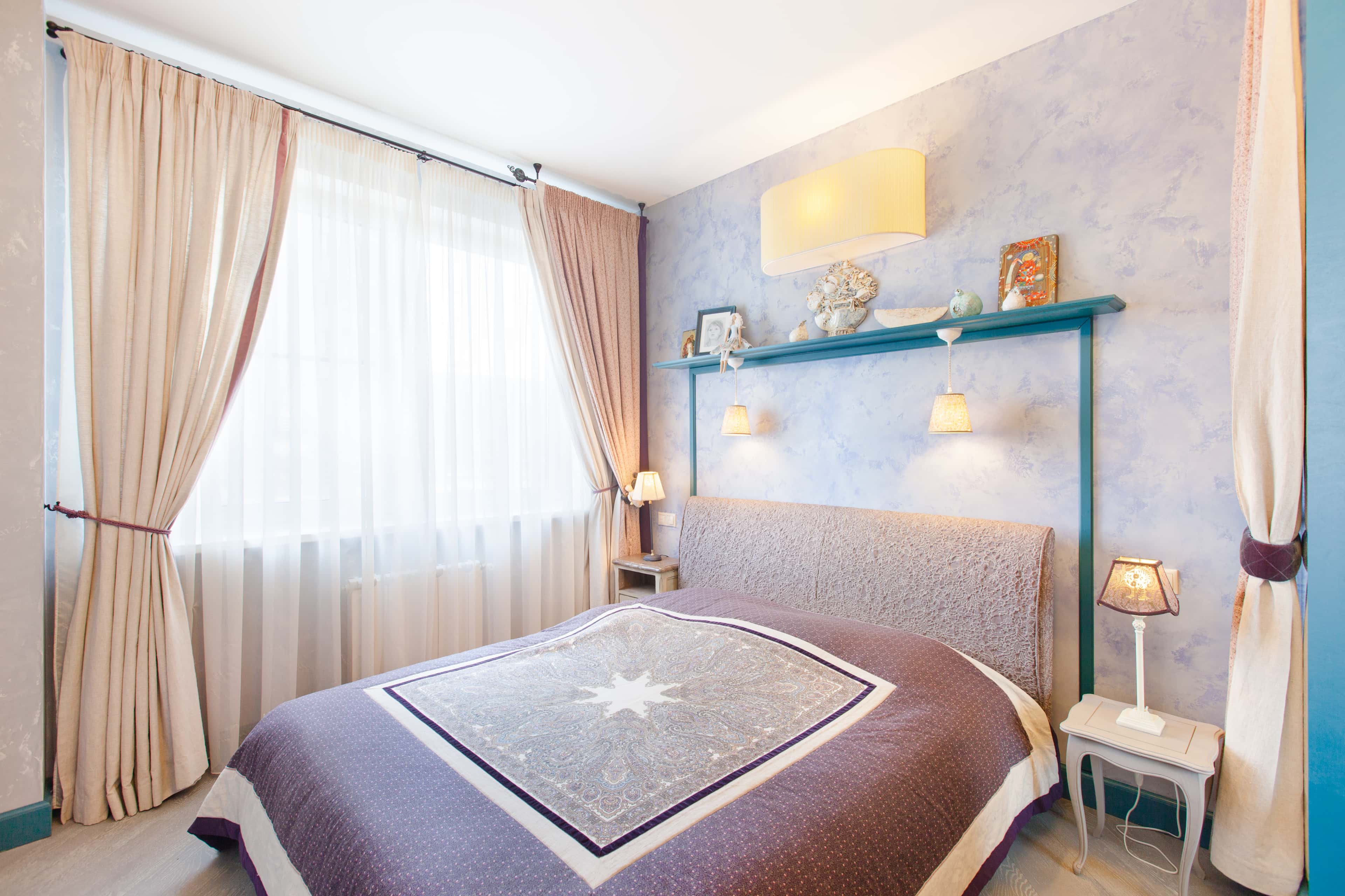 Оформление интерьера спальни в стиле современной классики. Фото № 40051.