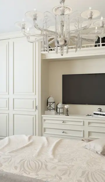Буйное творчество. Шкафы и комод соединены друг с другом, цвета заварного крема