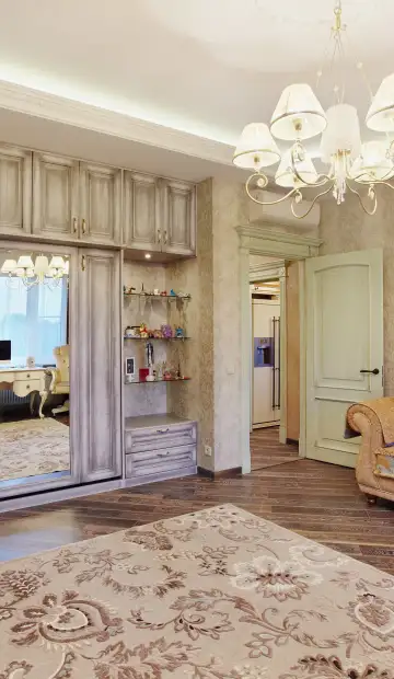Классическая роскошь. Диван золотого цвета охры с серебристыми вышивками