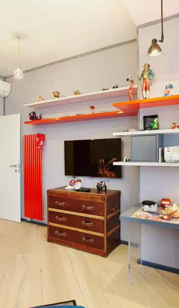 Разноцветное решение. Шкаф в разноцветную полоску для комнаты