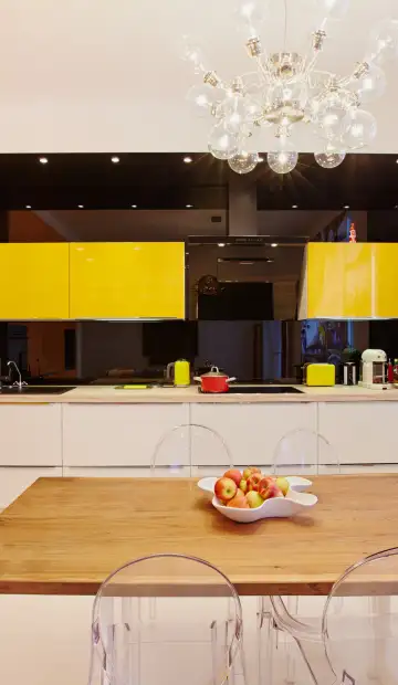 Разноцветное решение. Застеклённый постер с освещением снизу на стене в кухне
