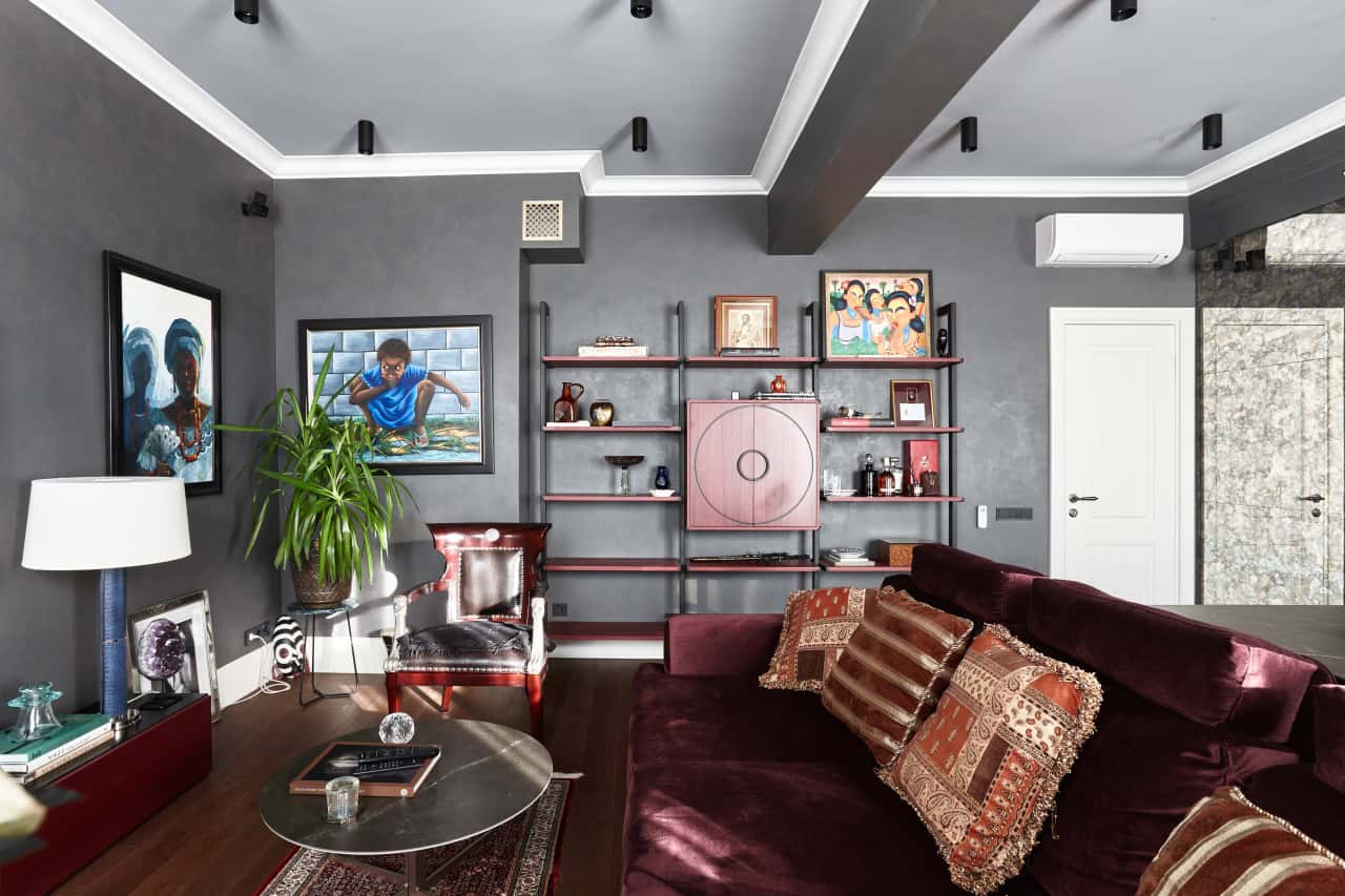 Комната с коллекциями