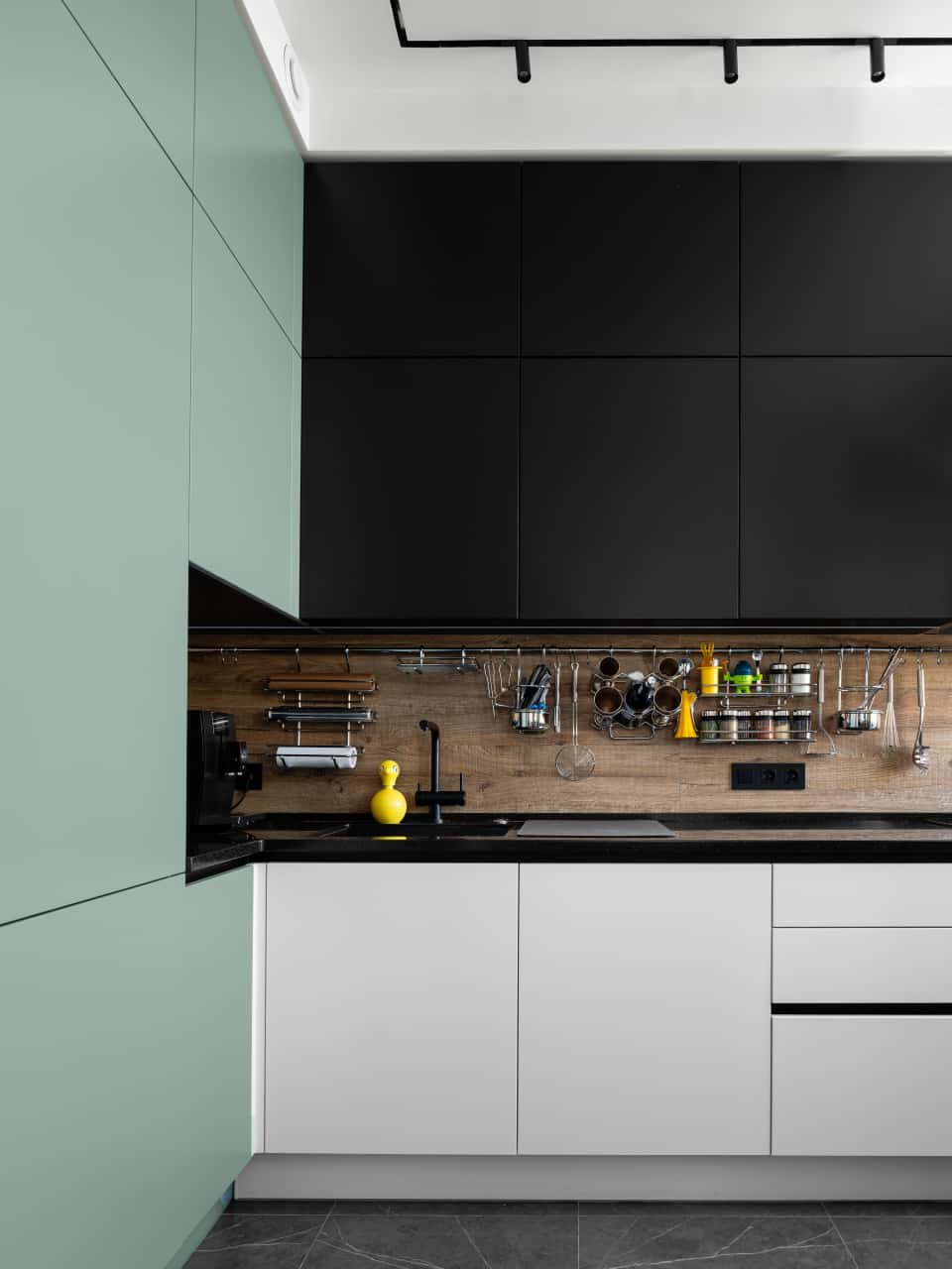 Подвесные системы на кухонном фартуке