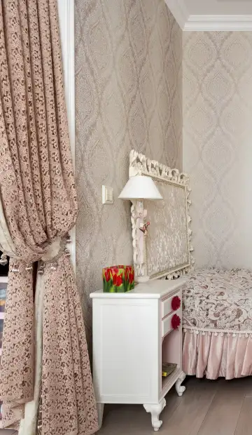 Аристократический гранж. Кровать с резной белоснежной спинкой