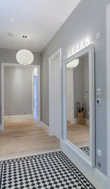 ЖК «Четыре солнца». Огромное, подсвеченное зеркало в прихожую