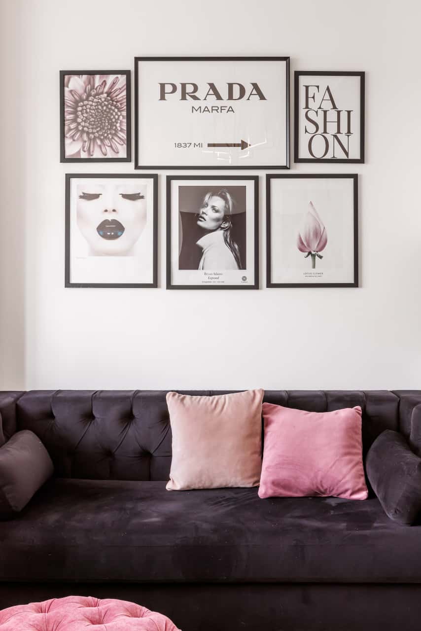 Коллекция постеров на стене