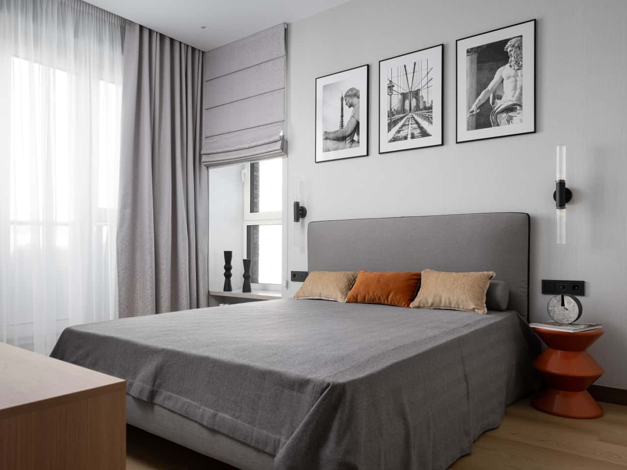 Серая спальня с яркими акцентами
