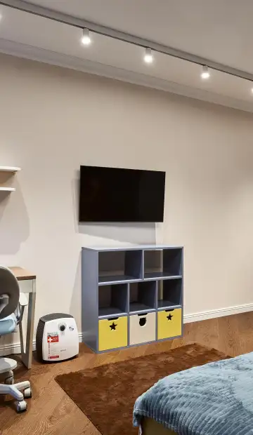 ЖК «Квартал 38А». Невысокие стеллажи, чтобы ребенок  мог самостоятельно убирать за собой игрушки после игр