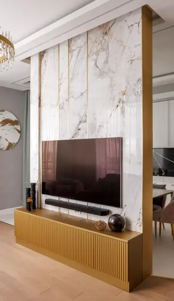ЖК «Символ». Перегородка облиуована керамогранитом под мрамор с латунными вставками