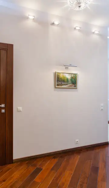 ЖК «Янтарный город». Стены в прихожей выполнены в цвете пудры, нежный и теплый цвет