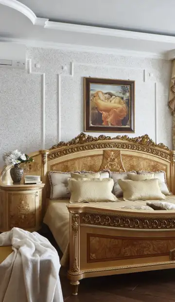 Кровать со спинкой из орехового дерева с золотистыми деталями