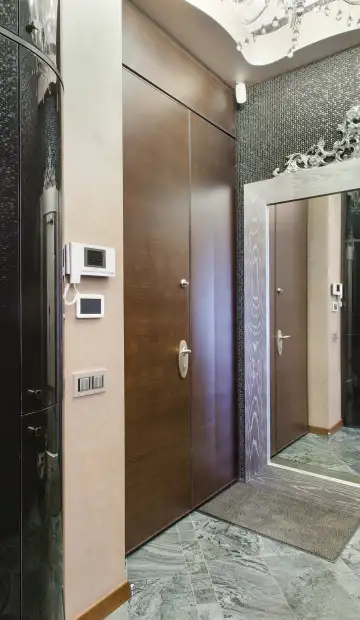 Совместимость противоположностей. Огромное подвесное зеркало в оправе из белого ясеня в холле