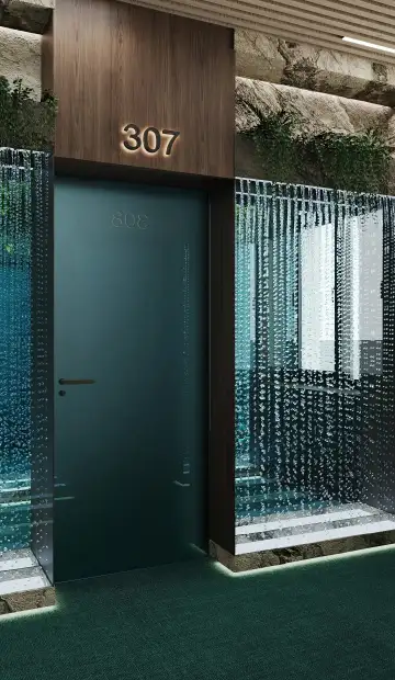 Подсвеченный номер 307 в современном холле третьего этажа гостиницы на Ярославской улице