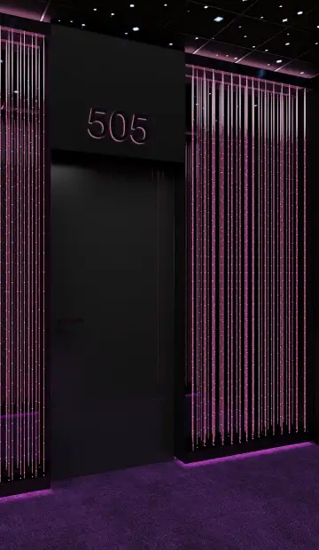Фото розовых световых нитей у номера 505 в современном холле пятого этажа гостиницы на Ярославской улице
