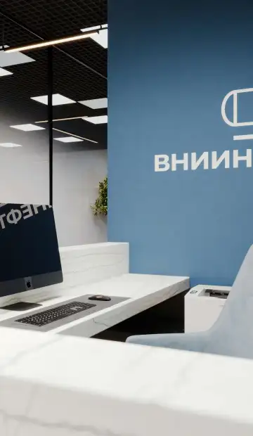 Творческая обстановка. На стене трафаретам нарисовали белой краской логотип и название компании