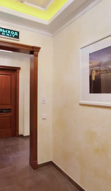 Декоративный акцент. Стены выкрашенные в светло жёлтый цвет маршмеллоу