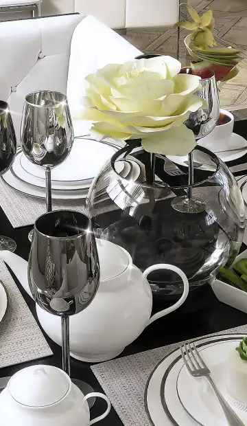 Столы украшены строго, белая посуда с чёрной каёмкой