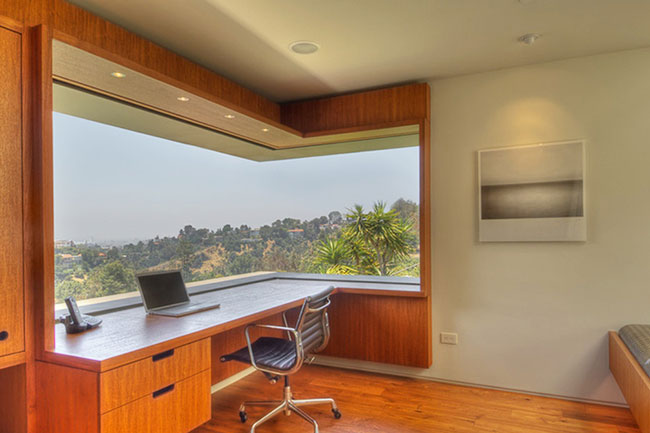 Угловое панорамное окно в кабинете