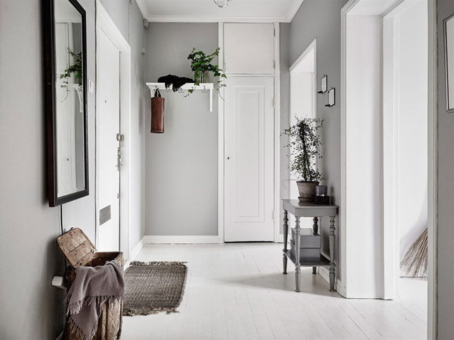 Выбеленный серый цвет хорошо сочетается с полом из дерева и с белой мебелью