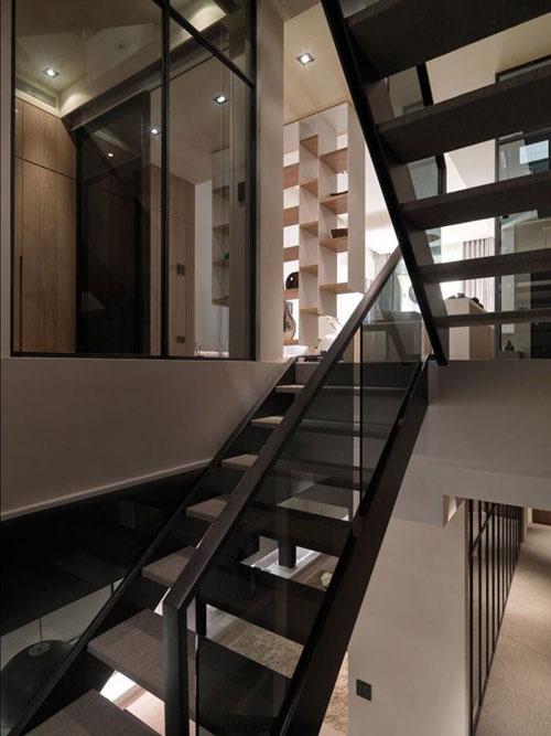 Лестница способна стать предельно функциональным предметом, с различными системами хранения, и настоящим арт-объектом