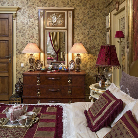 Английская спальня немыслима без элементов викторианской эпохи - торшера и настольных ламп