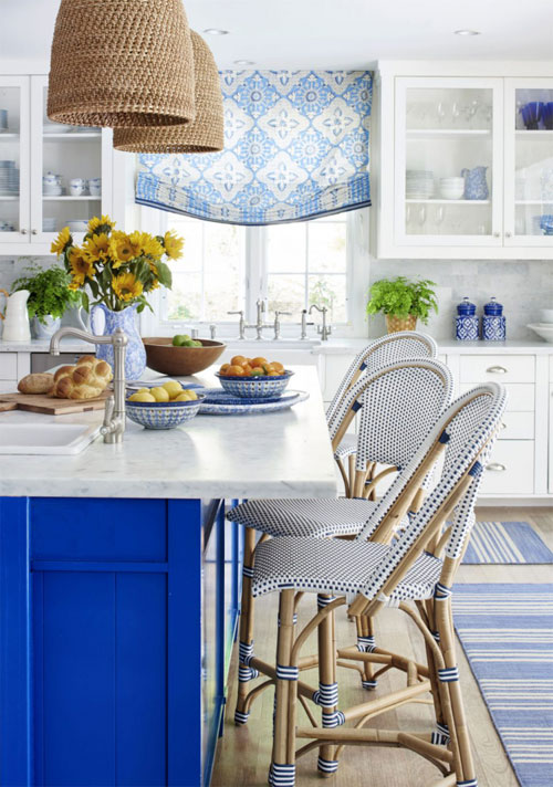 интерьер оформлен в сине-белых кобальтовых тонах, начиная от мебели и заканчивая декором