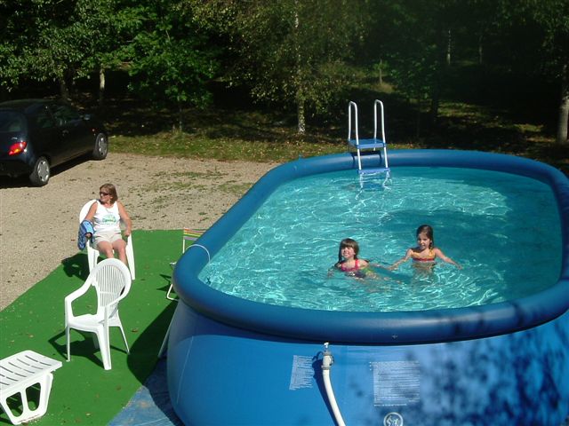 В бассейн от летнего зноя. Фото 01
