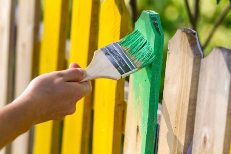 Чем покрасить древесину на улице