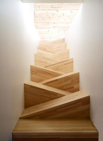 Деревянная лестница в доме. Фото 04