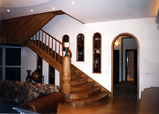 Деревянная лестница в доме. Фото 01