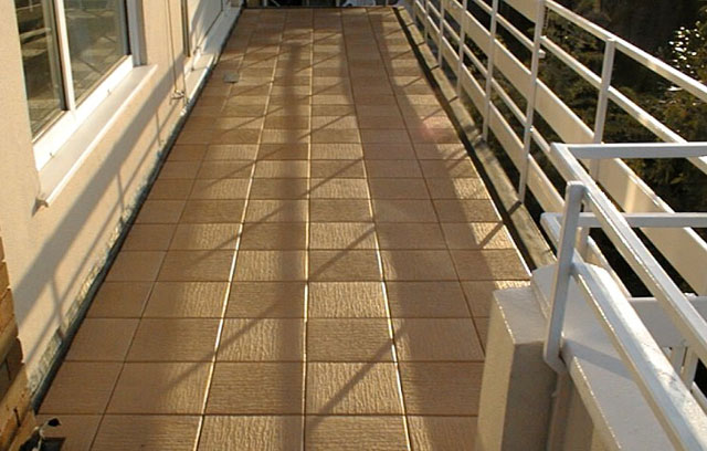 Отделка пола на балконе плиткой. Фото 04