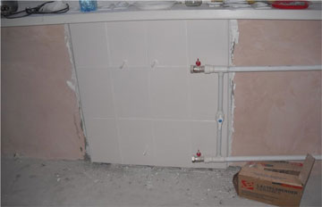 Отделка стены за батареей керамической плиткой. Фото 01