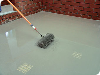 Укладка линолеума на бетонное основание. Фото 02