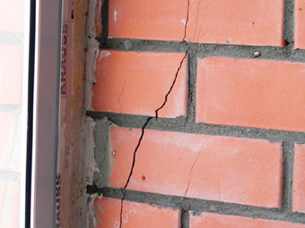 Боремся с трещинами в стенах | Статья от Вира-АртСтрой. Фото 02