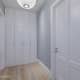 Большое зеркало в ванной комнате. Дизайн и ремонт квартиры в ЖК «Четыре солнца» — Элегантная простота. Фото 06