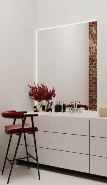 Просторная столешница, зеркало с подсветкой и барный стул стали удобной альтернативой туалетного столика