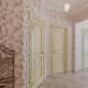 Дверь в цвет ванной комнаты отлично дополняет интерьер. Дизайн и ремонт в квартире в ЖК «Миракс Парк» — Чудеса Классики. Фото 01