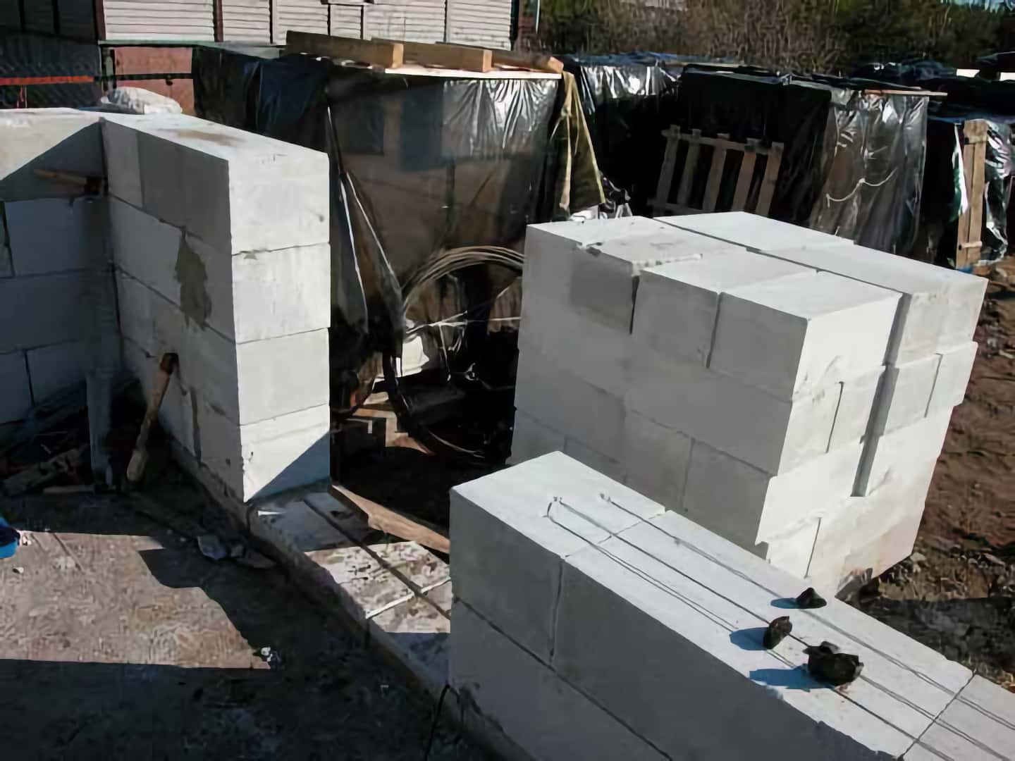 Стены дома: кирпич или газоблоки
