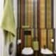 Светлая ванная комната с квадратным зеркалом. Дизайн и ремонт квартиры в ЖК «Wellton Park» — Алиса в стране чудес. Фото 061