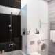 Чёрные глянцевые плиты для украшения ванной комнаты. Дизайн и ремонт квартиры в ЖК «Редсайд» — Смелые идеи. Фото 030